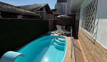 CASA TOTALMENTE TÉRREA E COM PISCINA NO CENTRO DE BALNEÁRIO CAMBORIÚ