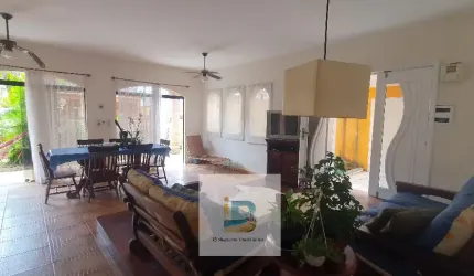 Excelente casa térrea com 5 quartos (sendo 2 suites) no centro - Bertioga.