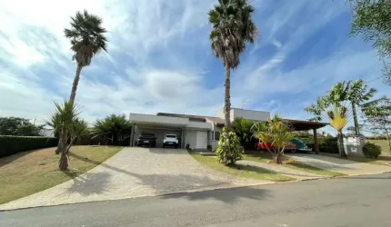 Bela residência a venda em condomínio fechado em Salto/SP. São 3 suítes ricas em armários