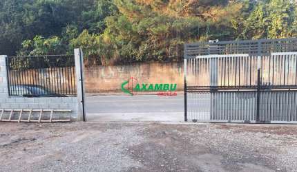 Salão comercial para locação em Jundiaí-SP, bairro Caxambu: 2 salas, 2 banheiros, 3 vagas de garagem, 146m² de área.