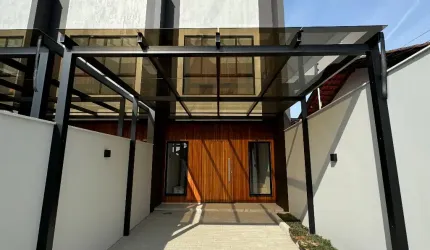 Sobrado com 01 suíte + 02 dorm., Costa e Silva Joinville.