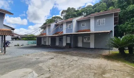 Aluga-se Sobrado em condôminio com piscina Nova Brasilia.
