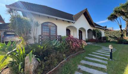 Casa Averbada com 04 dorm., Guanabara Joinville.