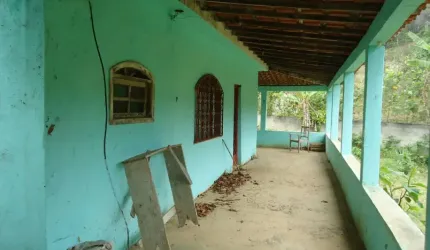 CASA LINEAR - 120 m² - 02 DORMITÓRIOS - SUITE - VARANDA = QUINTAL