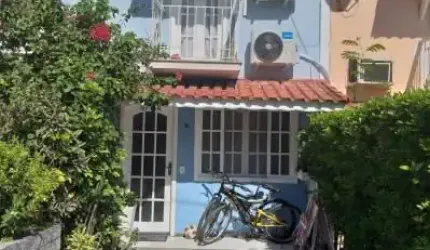 CASA DUPLEX TIPO COLONIAL  70 m² - 02 DORMITÓRIOS - VARANDA - QUINTAL-  PISCINA