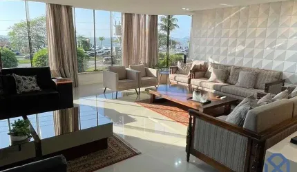 Apartamento beira mar no Centro de Florianópolis com suítes e duas vagas.