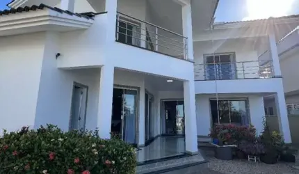Casa em São José com 4 suítes e 6 vagas de garagem beira mar.