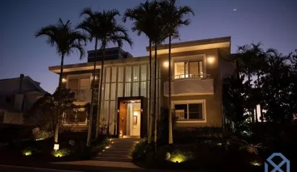 Casa em Jurerê Internacional com 4 suítes e 6 vagas.