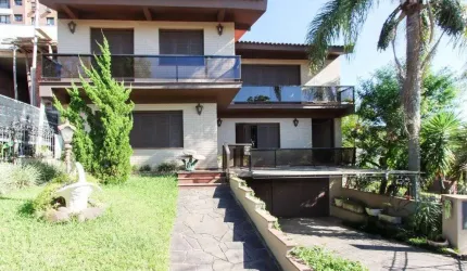 Casa a venda com 03 dormitórios, living 03 ambientes com vista para o Rio.