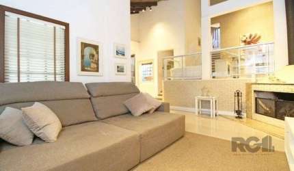 Casa 245m² - 3 dormitórios, 4 vagas no bairro Cavalhada