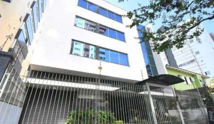Sala de frente com vaga