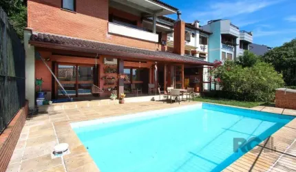 Casa com 4 dormitórios, sendo 1 suíte, com 2 vagas cobertas, no bairro Nonoai, P