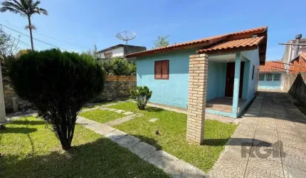 Casa que possui 3 dormitórios, banheiro social, ampla cozinha, sala de estar, ót