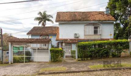 Casa no bairro Cristal, Possui 4 dormitórios, sendo 1suíte, closet e banheira de