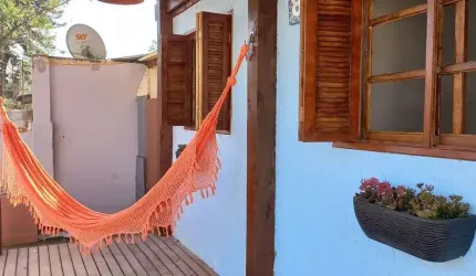 Casa térrea de 2 dormitórios, living, cozinha, churrasqueira, área de serviço, b
