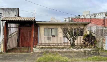 Casa de 02 dormitórios, 02 banheiros no bairro de Sarandi em Porto Alegre