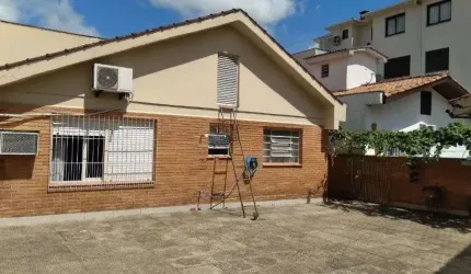 Casa com pátio e 3 dormitórios no Bairro Jardim Itu.