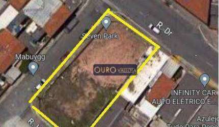 Terreno de Esquina com 594m²