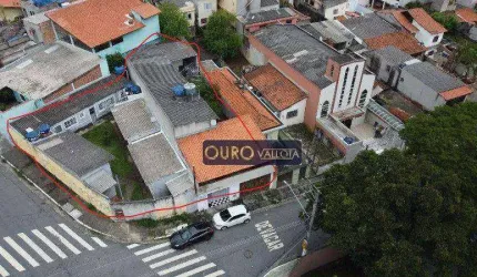 Terreno com 5 casas