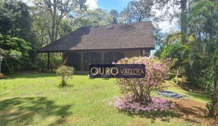 SOBRADO EM ATIBAIA COM 5 DORMITÓRIOS, CHURRASQUEIRA E 300M² DE ÁREA CONSTRUÍDA