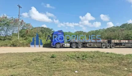 Terreno Comercial de 10.000 m² à Venda em Lauro de Freitas-BA, Bairro Barro Duro: Oportunidade Imperdível!