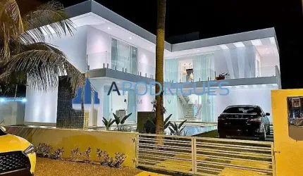 Casa à Venda de Alto Padrão em Guarajuba, Camaçari-BA: 6 quartos, 6 suítes, 3 salas, 8 banheiros, 3 vagas de garagem, 365m² de área.