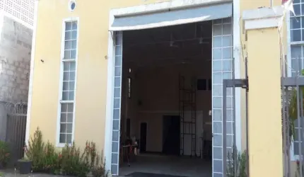 Galpão Comercial para Locação em Lauro de Freitas-BA, Bairro Estrada do Coco: 4 Salas, 5 Banheiros, 4 Vagas de Garagem, 450m² de Área.