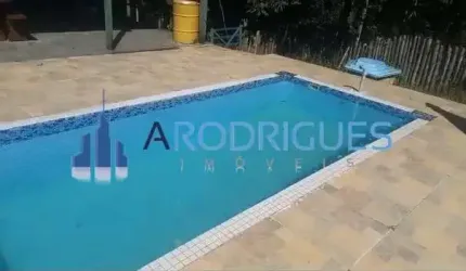 Um anúncio de venda de fazenda!  Detalhes da Fazenda: - Localização: Município de Candeias, 10 km da BR 324, 35 km de Salvador - Características da ca