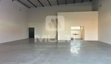 Barracão / Galpão / Depósito para alugar no Novo Mundo, Uberlândia  por R$ 5.500
