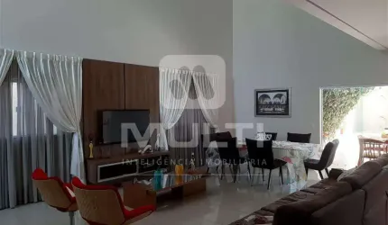 Casa com 3 quartos para alugar no Jardim Karaíba, Uberlândia  por R$ 10.000