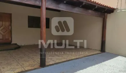 Casa com 3 quartos para alugar na Cidade Jardim, Uberlândia  por R$ 3.000