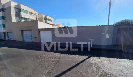 Casa com 3 quartos para alugar no Santa Mônica, Uberlândia  por R$ 1.800