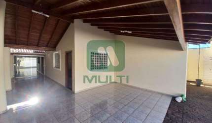 Casa com 3 quartos para alugar no Jardim Patrícia, Uberlândia  por R$ 3.200