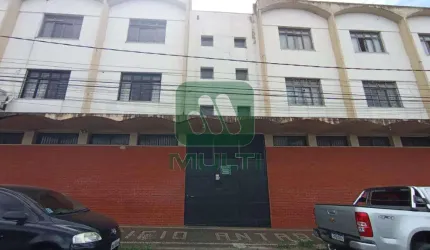Apartamento com 3 quartos para alugar no Brasil, Uberlândia  por R$ 1.500