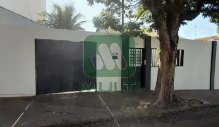 Casa com 3 quartos para alugar no Centro, Uberlândia  por R$ 1.350