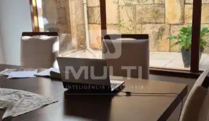 Casa com 3 quartos para alugar na Cidade Jardim, Uberlândia  por R$ 3.500