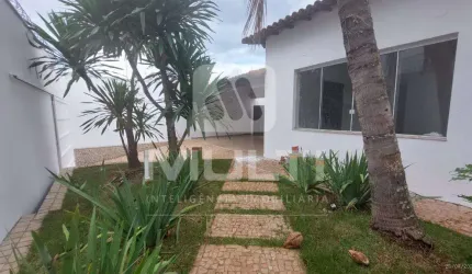 Casa com 3 quartos para alugar na Cidade Jardim, Uberlândia  por R$ 6.000