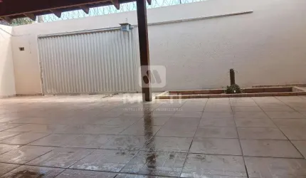 Casa com 4 quartos para alugar na Cidade Jardim, Uberlândia  por R$ 3.500