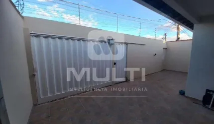 Casa com 3 quartos para alugar no Jardim Patrícia, Uberlândia  por R$ 3.150