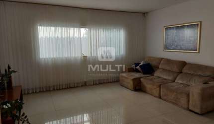 Casa com 3 quartos à venda na Cidade Jardim, Uberlândia  por R$ 1.200.000