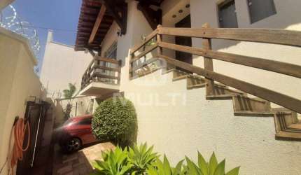 Casa com 4 quartos à venda no Lidice, Uberlândia  por R$ 950.000
