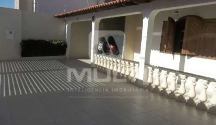 Casa com 3 quartos à venda no Santa Mônica, Uberlândia  por R$ 1.200.000