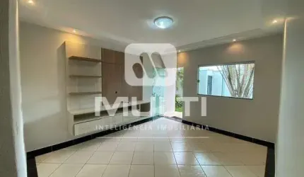 Casa com 3 quartos à venda no Alto Umuarama, Uberlândia  por R$ 810.000