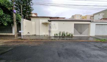 Casa com 4 quartos à venda no Santa Mônica, Uberlândia  por R$ 950.000
