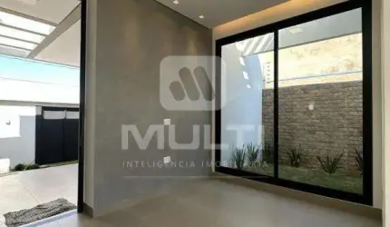 Casa com 3 quartos à venda no Novo Mundo, Uberlândia  por R$ 790.000