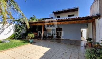 Casa com 3 quartos à venda no Marta Helena, Uberlândia  por R$ 700.000