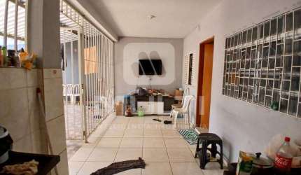 Casa com 4 quartos à venda no Minas Gerais, Uberlândia  por R$ 400.000