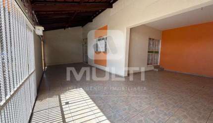 Casa com 4 quartos à venda no Tabajaras, Uberlândia  por R$ 950.000