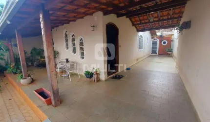 Casa com 3 quartos à venda na Cidade Jardim, Uberlândia  por R$ 420.000