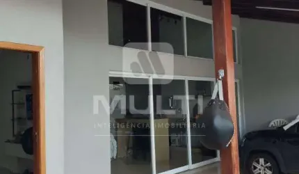 Casa com 3 quartos à venda no Pampulha, Uberlândia  por R$ 640.000